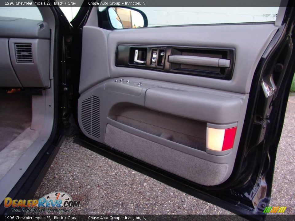 1996 Chevrolet Impala SS Black / Gray Photo #22