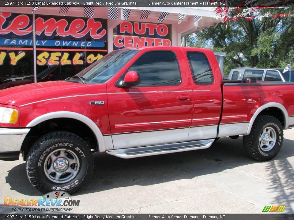 1997 Ford F150 Lariat Extended Cab 4x4 Bright Red / Medium Graphite Photo #24