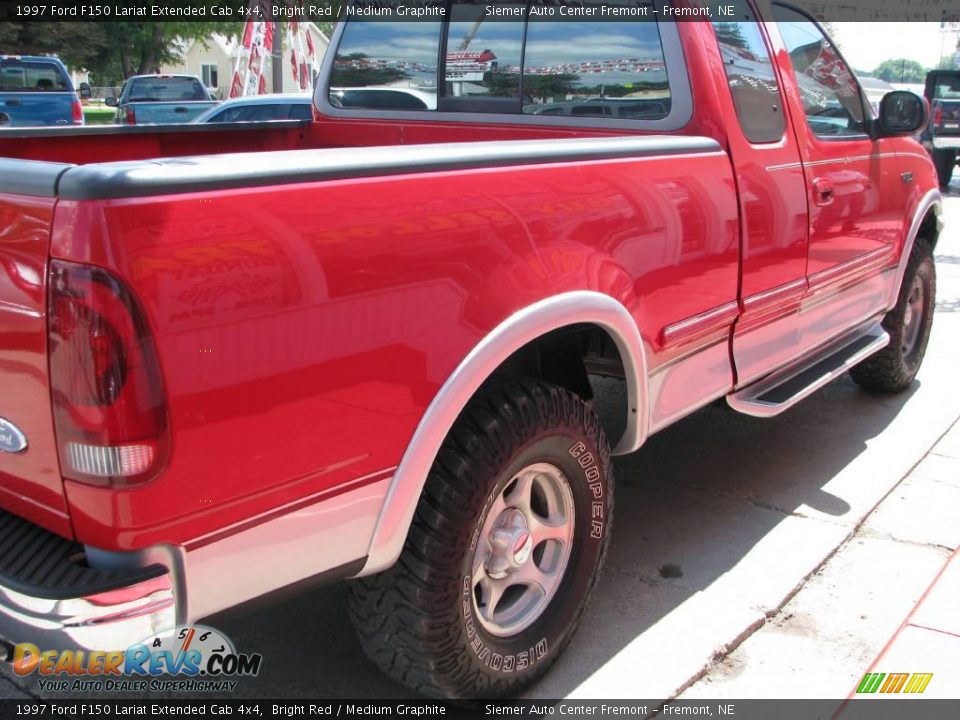 1997 Ford F150 Lariat Extended Cab 4x4 Bright Red / Medium Graphite Photo #29