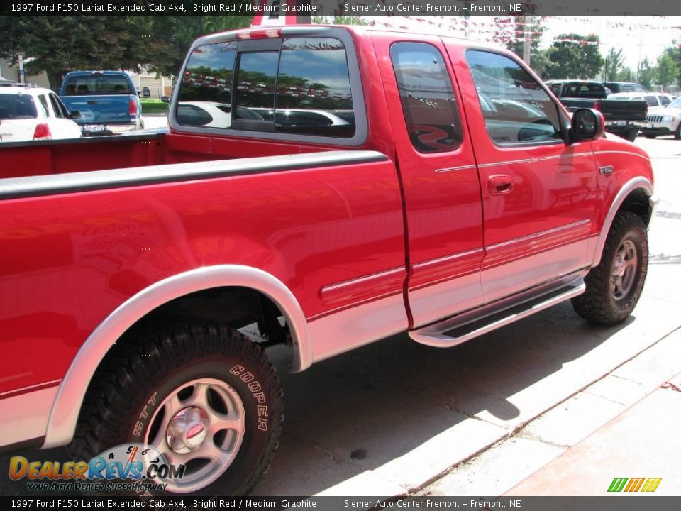 1997 Ford F150 Lariat Extended Cab 4x4 Bright Red / Medium Graphite Photo #30