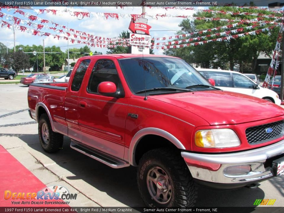 1997 Ford F150 Lariat Extended Cab 4x4 Bright Red / Medium Graphite Photo #32