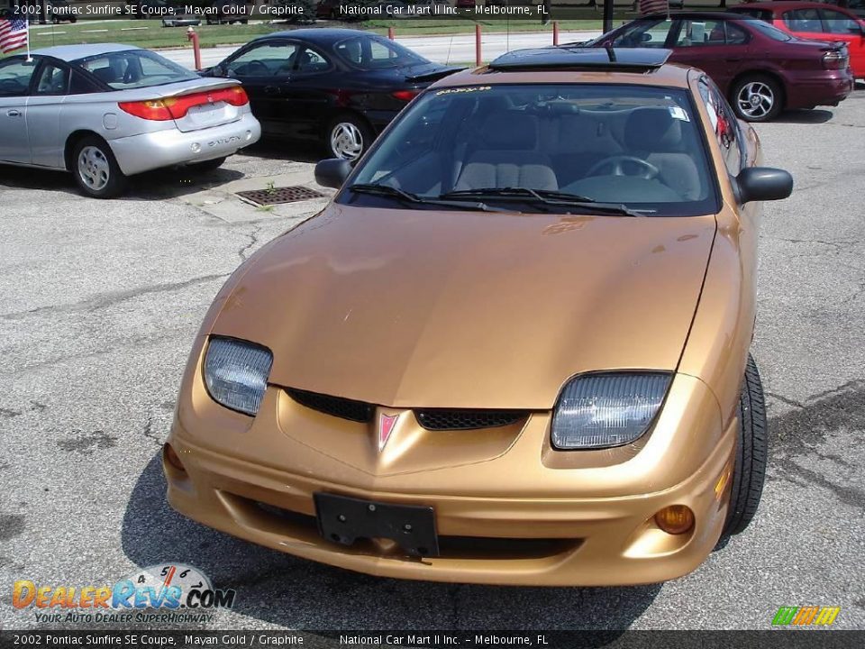 2002 Pontiac Sunfire SE Coupe Mayan Gold / Graphite Photo #2