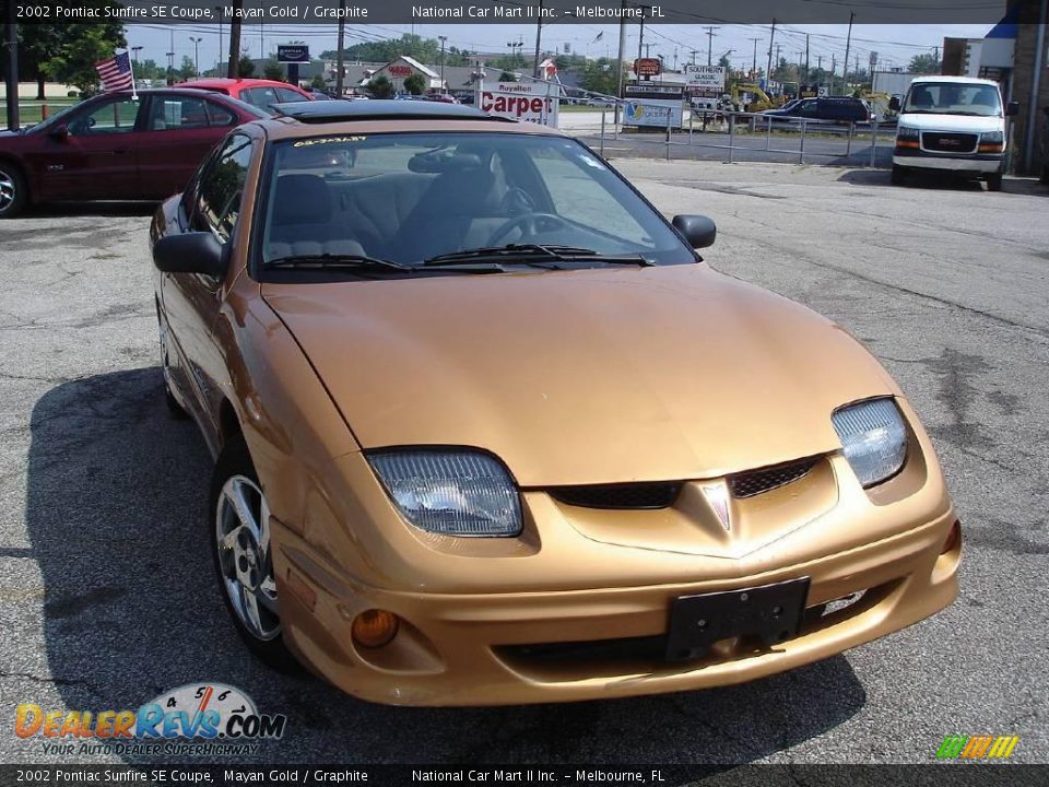 2002 Pontiac Sunfire SE Coupe Mayan Gold / Graphite Photo #3