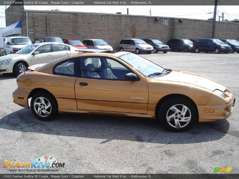 2002 Pontiac Sunfire SE Coupe Mayan Gold / Graphite Photo #4