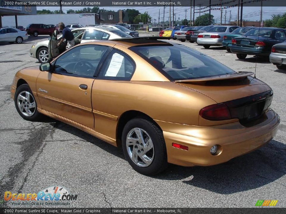 2002 Pontiac Sunfire SE Coupe Mayan Gold / Graphite Photo #7