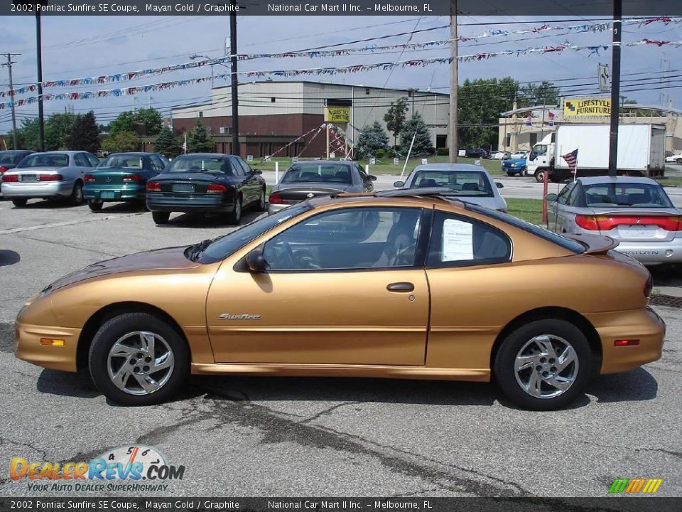2002 Pontiac Sunfire SE Coupe Mayan Gold / Graphite Photo #8