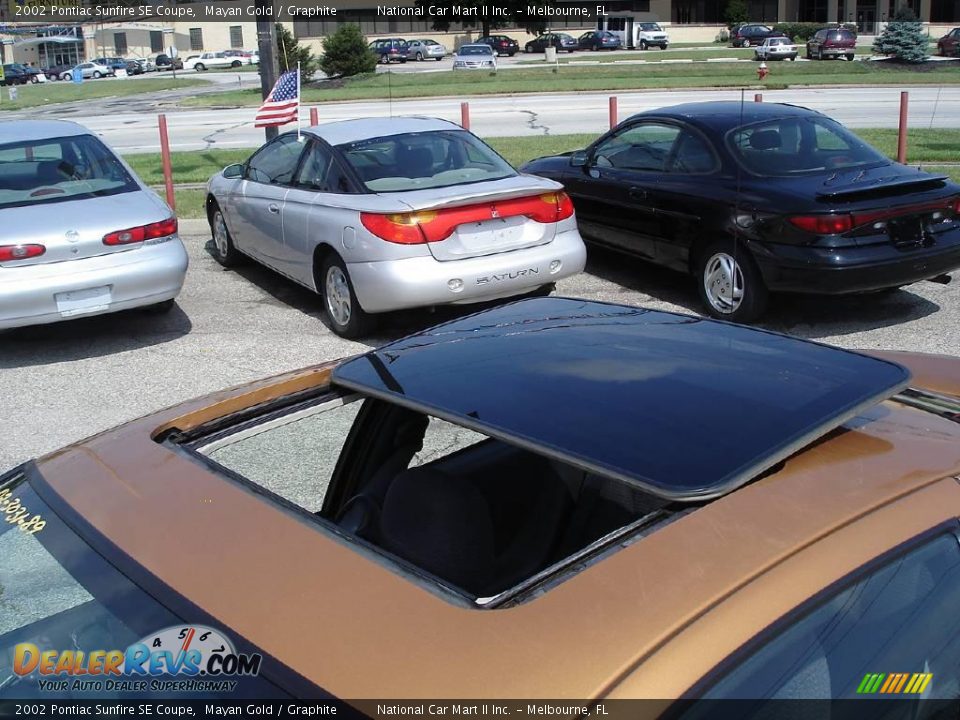 2002 Pontiac Sunfire SE Coupe Mayan Gold / Graphite Photo #9