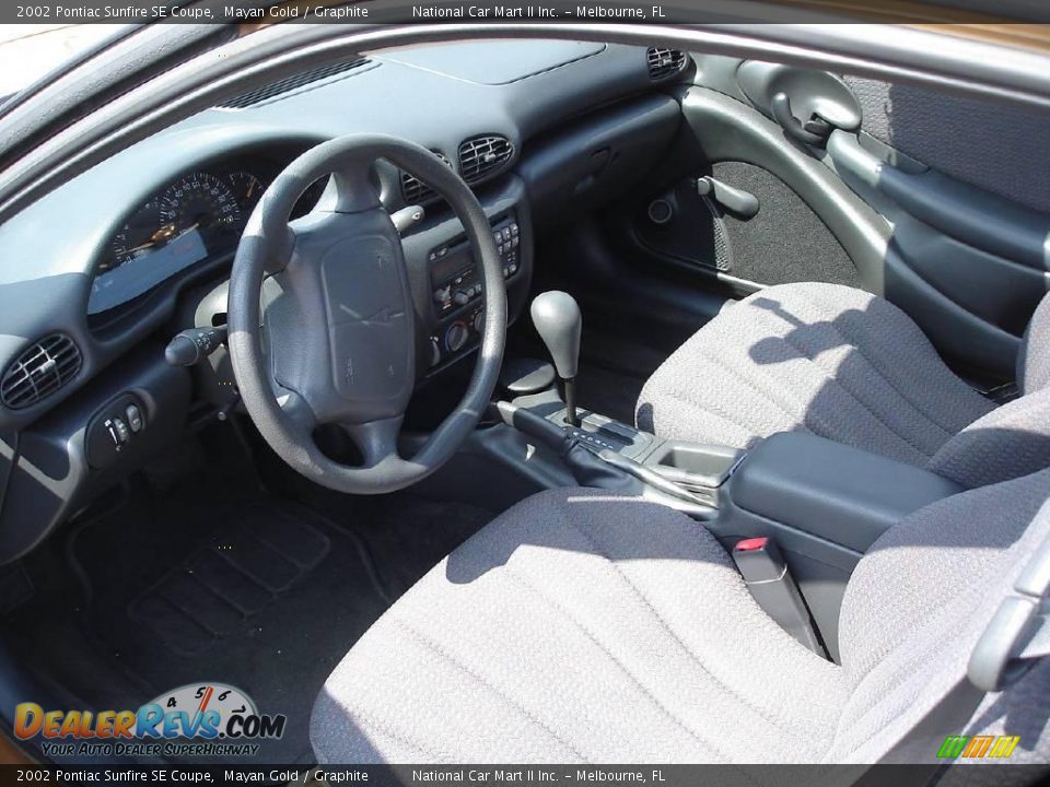 2002 Pontiac Sunfire SE Coupe Mayan Gold / Graphite Photo #10