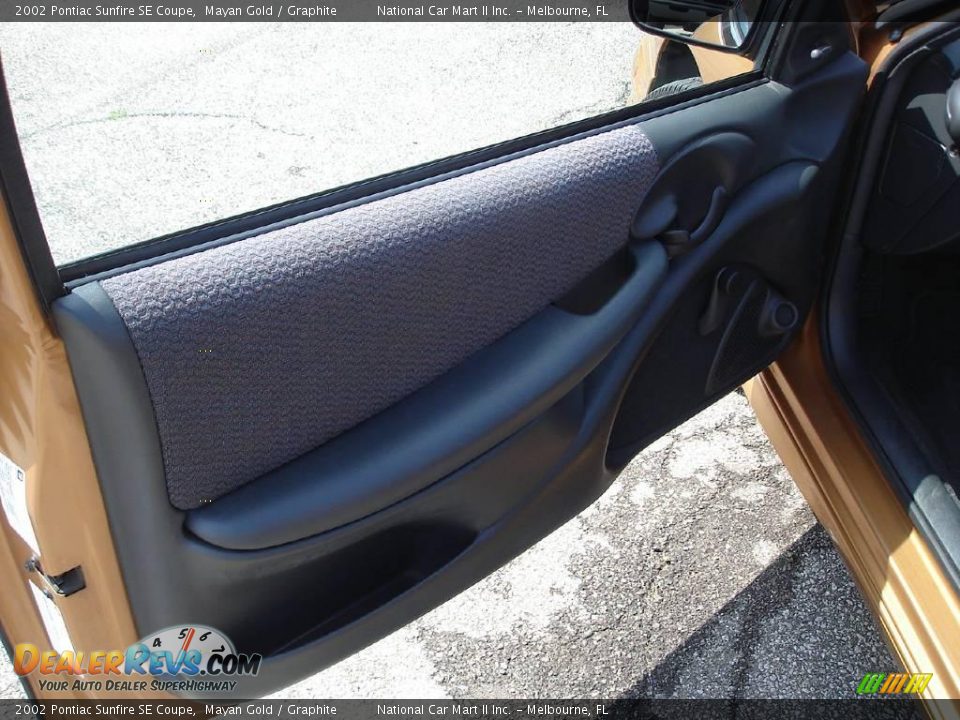 2002 Pontiac Sunfire SE Coupe Mayan Gold / Graphite Photo #12