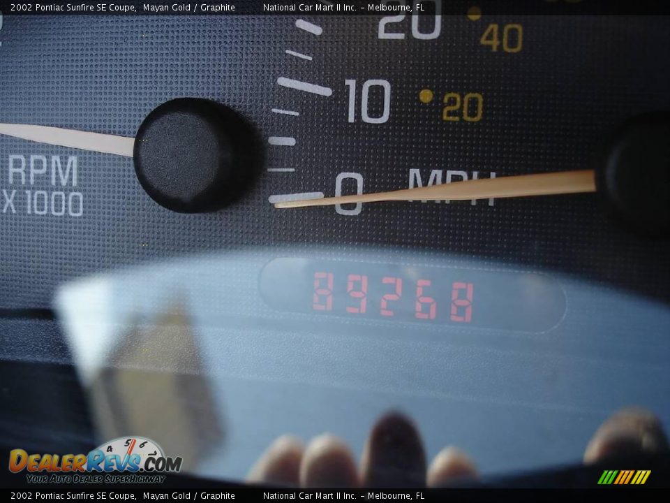 2002 Pontiac Sunfire SE Coupe Mayan Gold / Graphite Photo #14