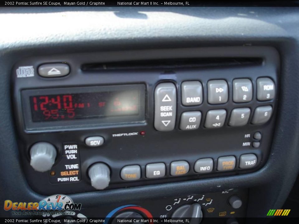 2002 Pontiac Sunfire SE Coupe Mayan Gold / Graphite Photo #15