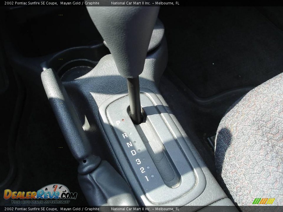 2002 Pontiac Sunfire SE Coupe Mayan Gold / Graphite Photo #16