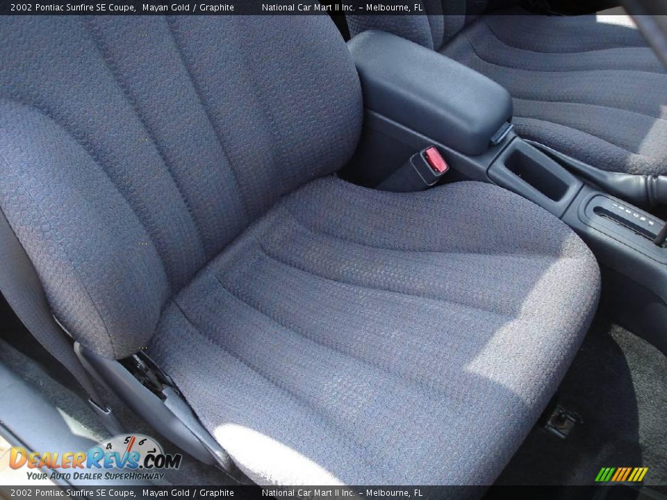 2002 Pontiac Sunfire SE Coupe Mayan Gold / Graphite Photo #17