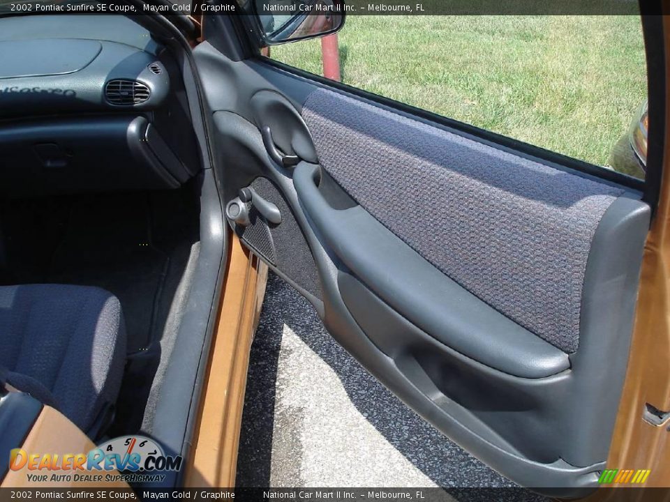 2002 Pontiac Sunfire SE Coupe Mayan Gold / Graphite Photo #19