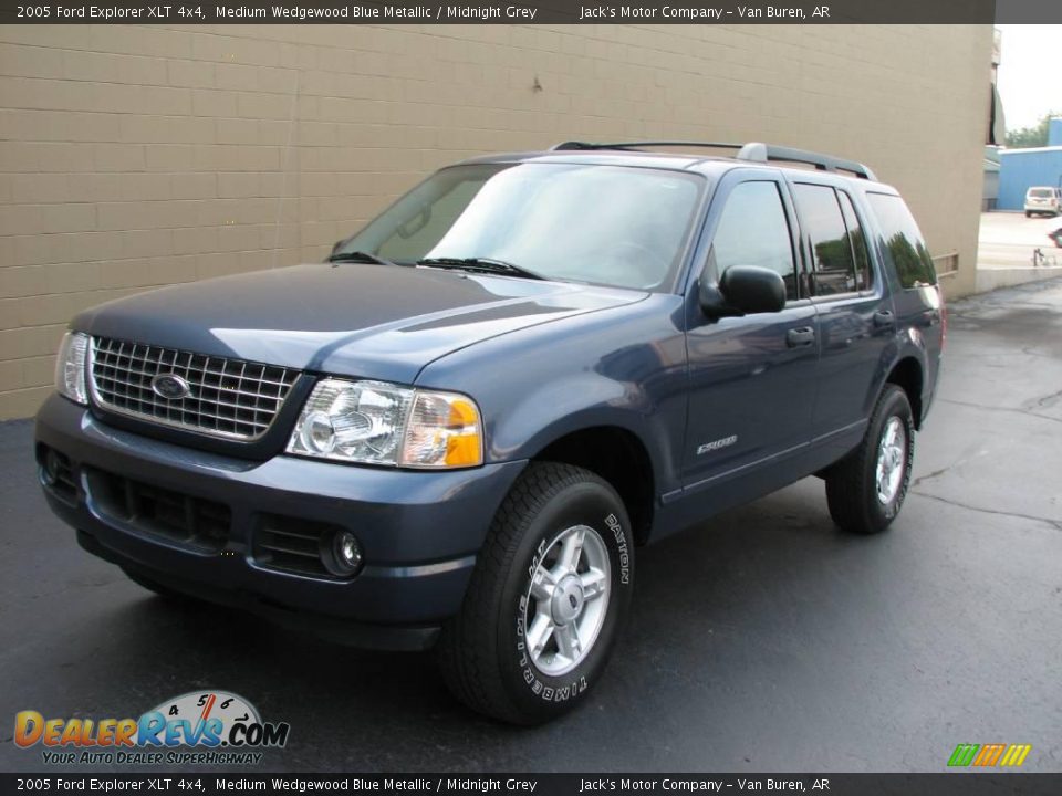 2005 Ford Explorer XLT 4x4 Medium Wedgewood Blue Metallic / Midnight Grey Photo #2