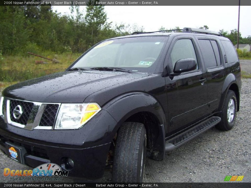 2006 Nissan Pathfinder SE 4x4 Super Black / Desert Photo #1
