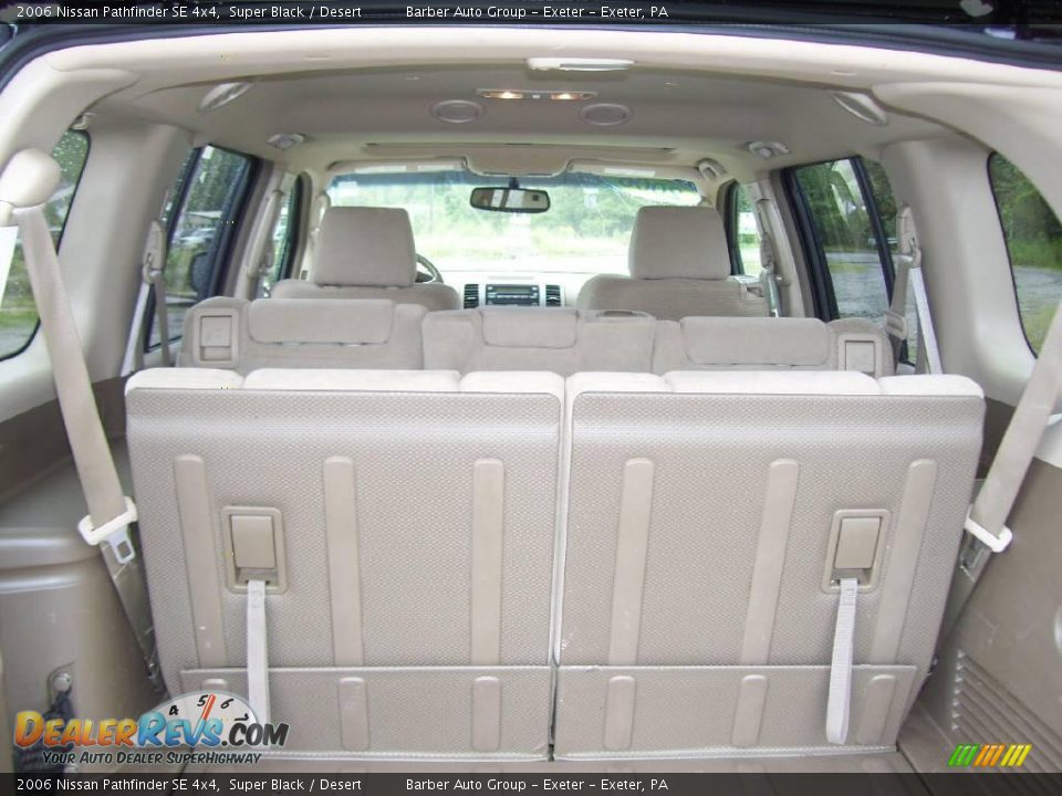 2006 Nissan Pathfinder SE 4x4 Super Black / Desert Photo #7