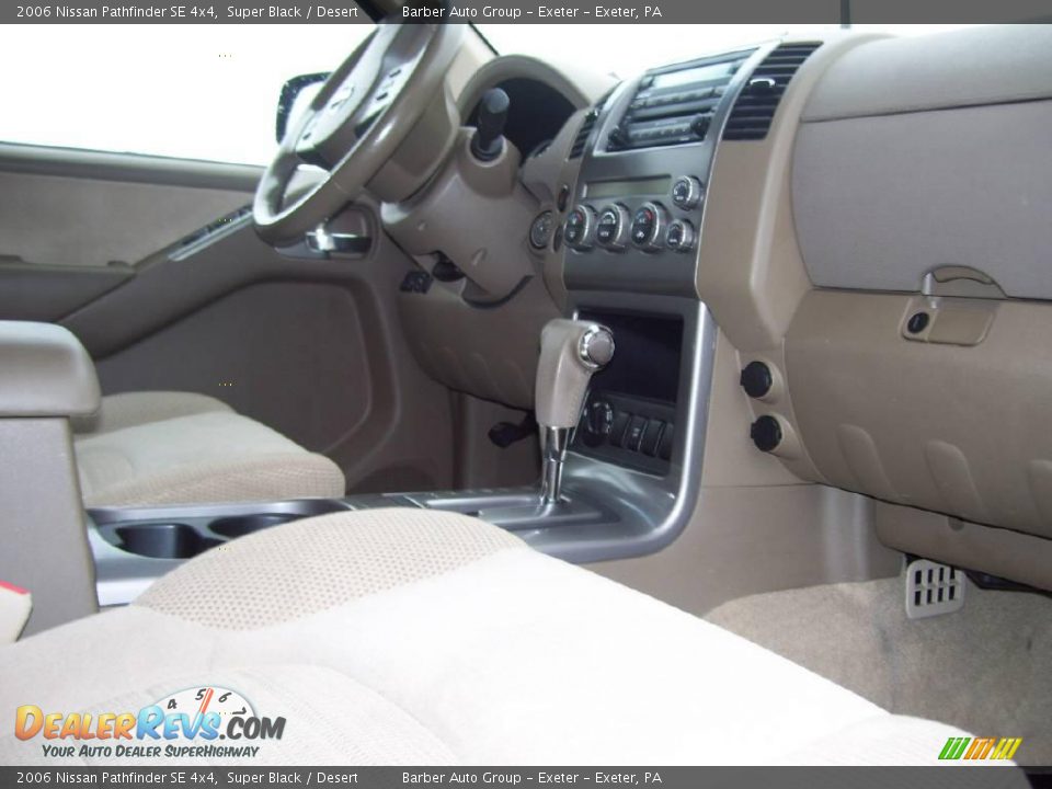 2006 Nissan Pathfinder SE 4x4 Super Black / Desert Photo #10