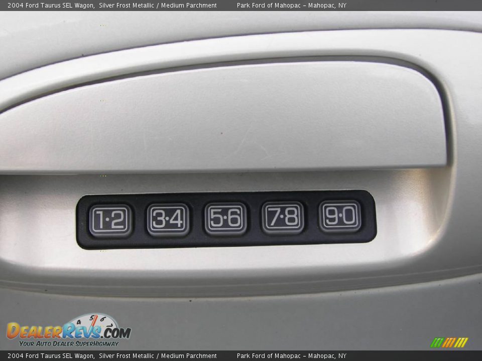 2004 Ford Taurus SEL Wagon Silver Frost Metallic / Medium Parchment Photo #12