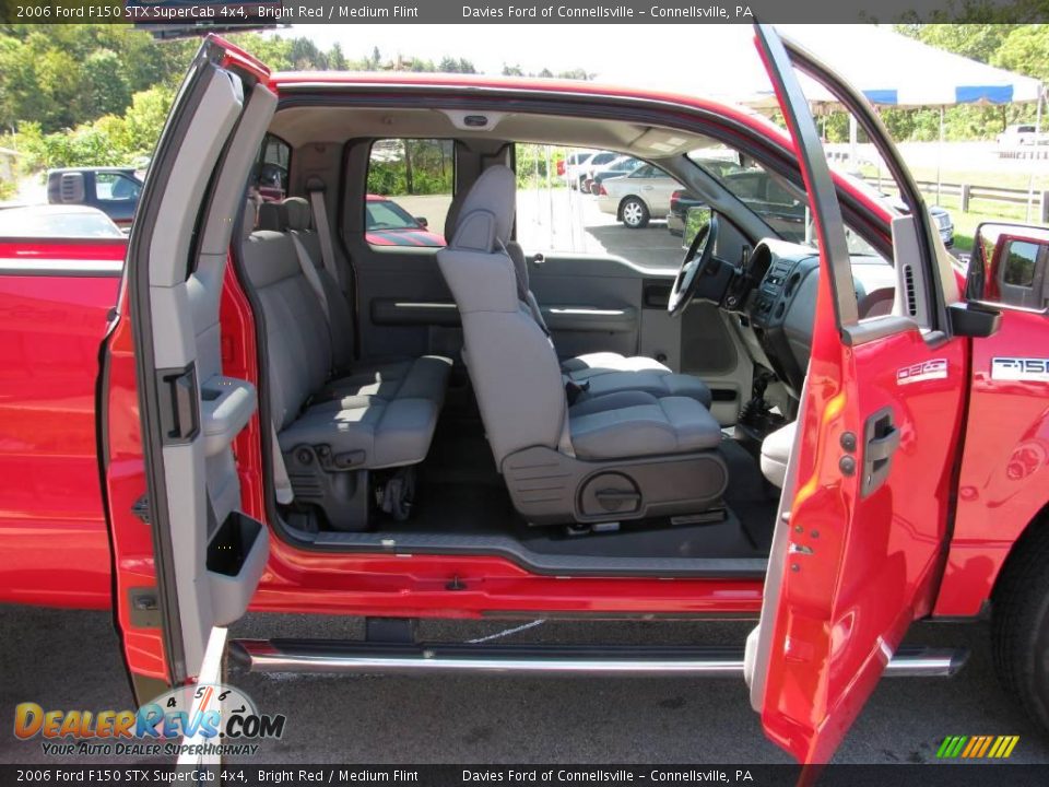 2006 Ford F150 STX SuperCab 4x4 Bright Red / Medium Flint Photo #7