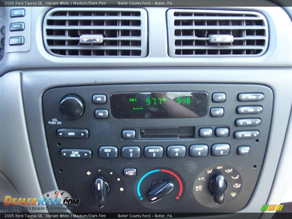 2005 Ford Taurus SE Vibrant White / Medium/Dark Flint Photo #4