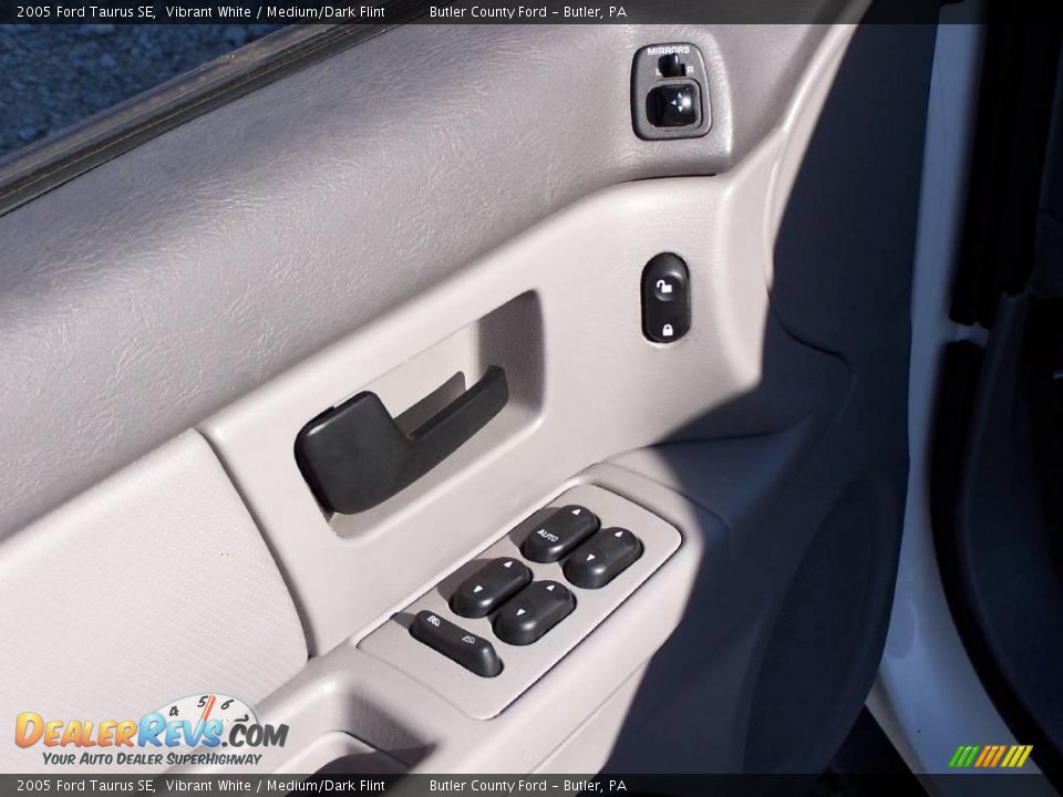 2005 Ford Taurus SE Vibrant White / Medium/Dark Flint Photo #5