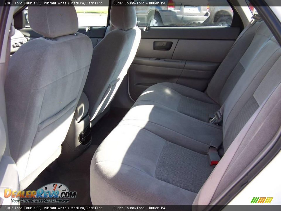 2005 Ford Taurus SE Vibrant White / Medium/Dark Flint Photo #8