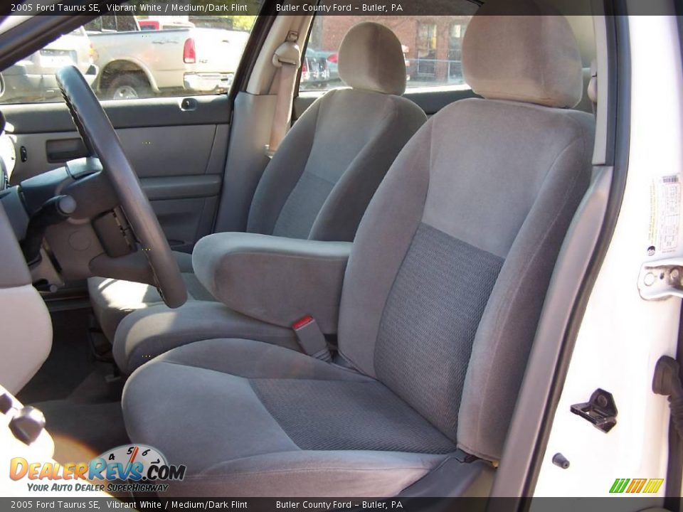 2005 Ford Taurus SE Vibrant White / Medium/Dark Flint Photo #11