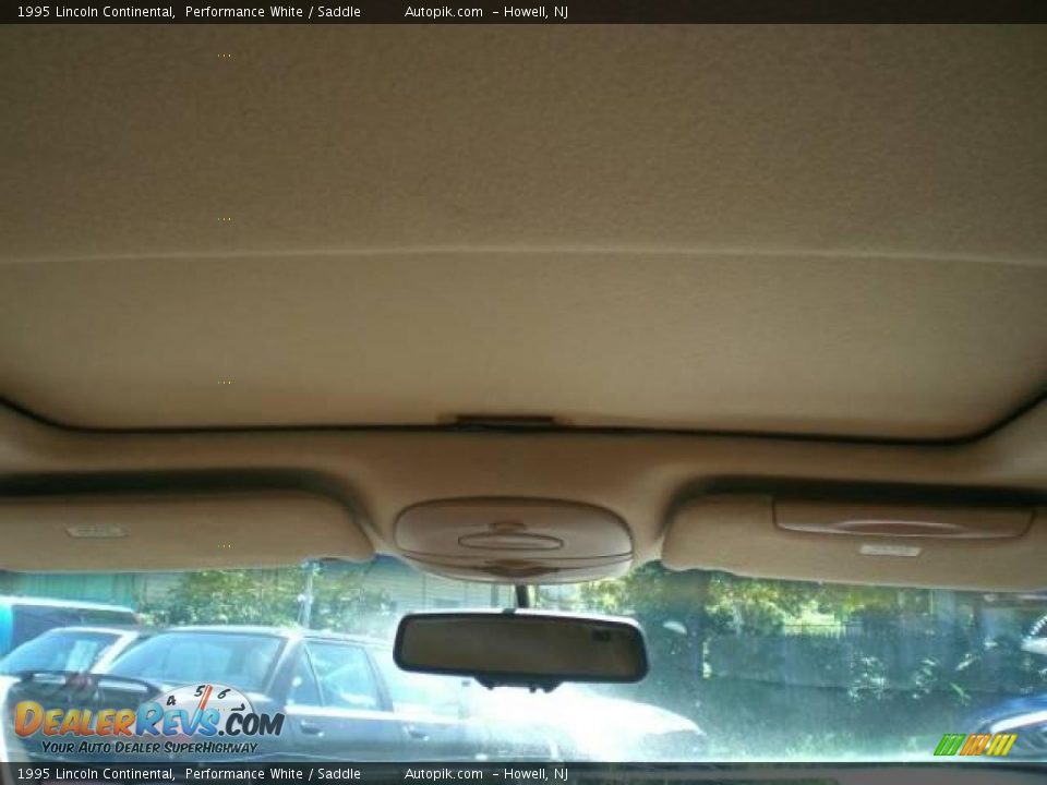 1995 Lincoln Continental Performance White / Saddle Photo #13