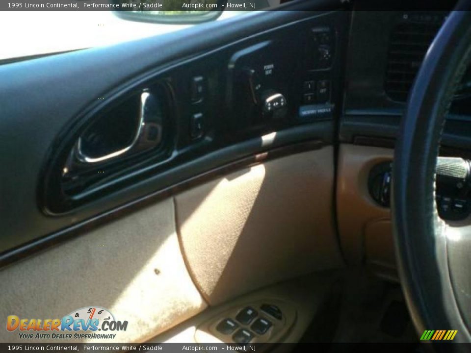 1995 Lincoln Continental Performance White / Saddle Photo #16