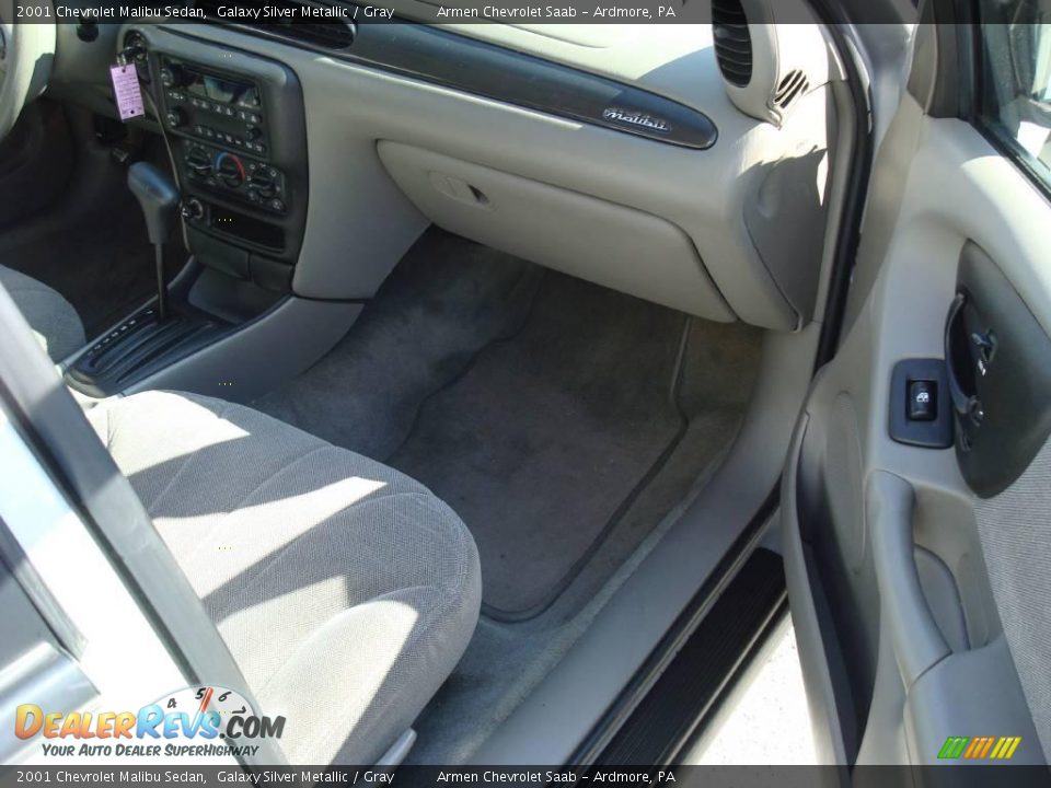 2001 Chevrolet Malibu Sedan Galaxy Silver Metallic / Gray Photo #17