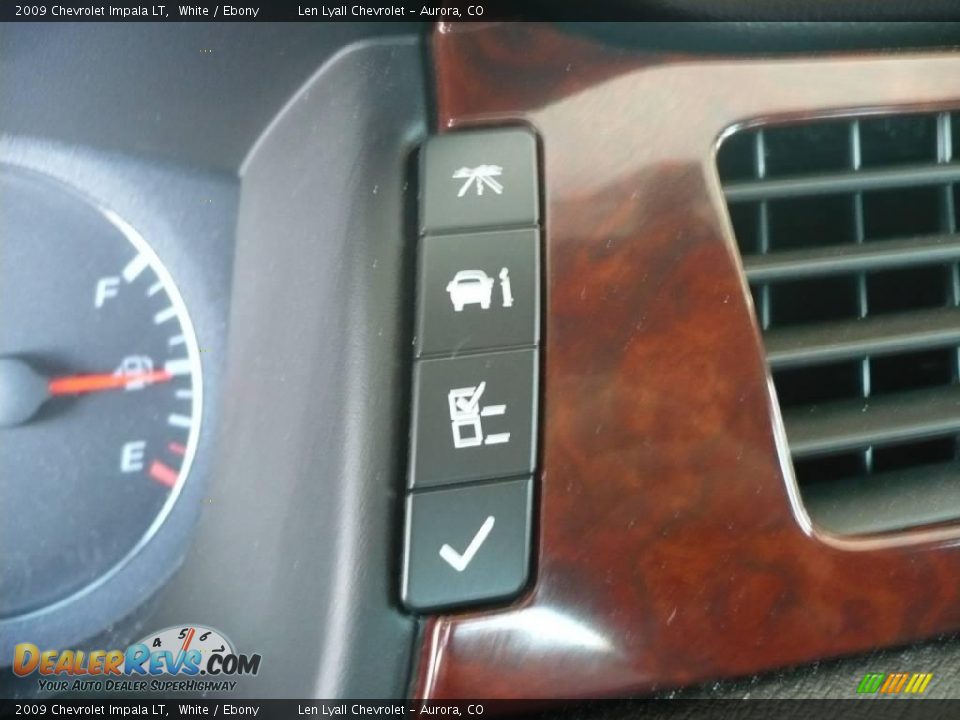2009 Chevrolet Impala LT White / Ebony Photo #25