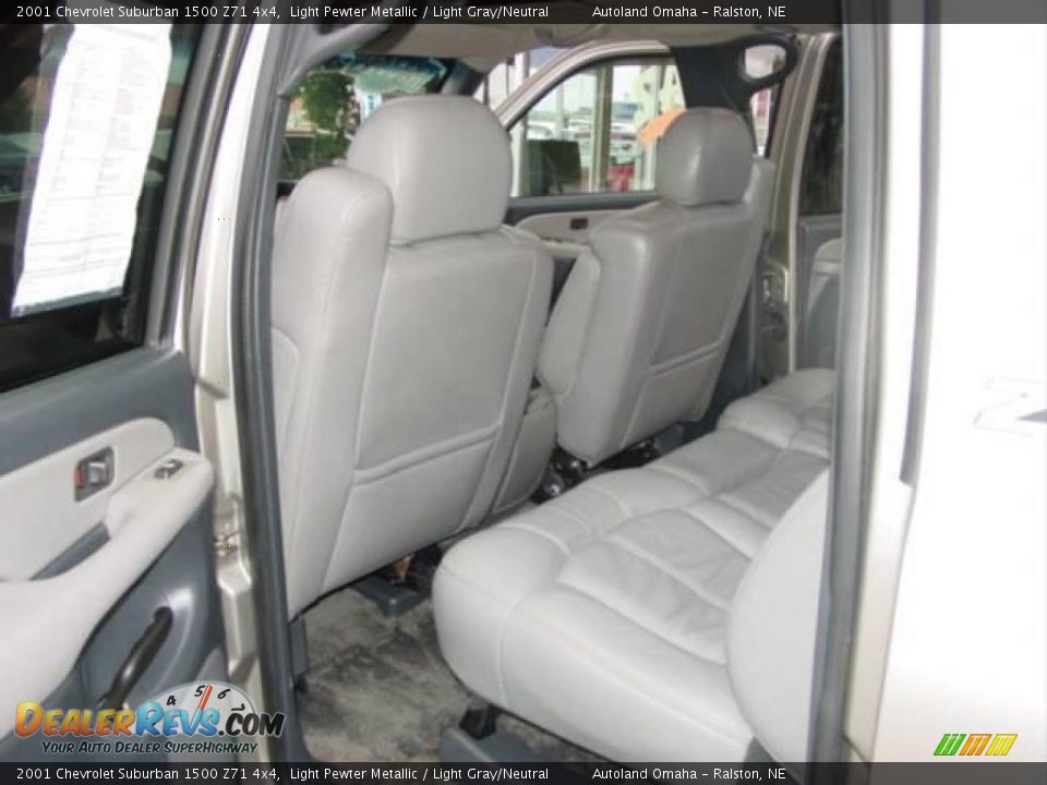 2001 Chevrolet Suburban 1500 Z71 4x4 Light Pewter Metallic / Light Gray/Neutral Photo #4