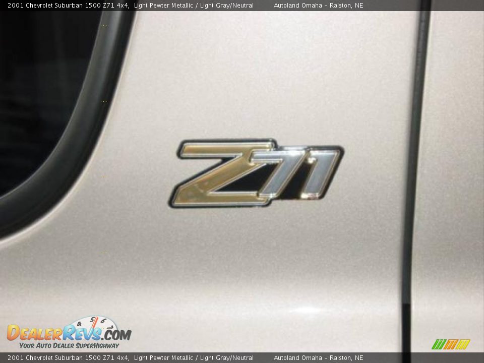 2001 Chevrolet Suburban 1500 Z71 4x4 Light Pewter Metallic / Light Gray/Neutral Photo #17
