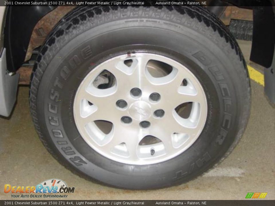 2001 Chevrolet Suburban 1500 Z71 4x4 Light Pewter Metallic / Light Gray/Neutral Photo #18