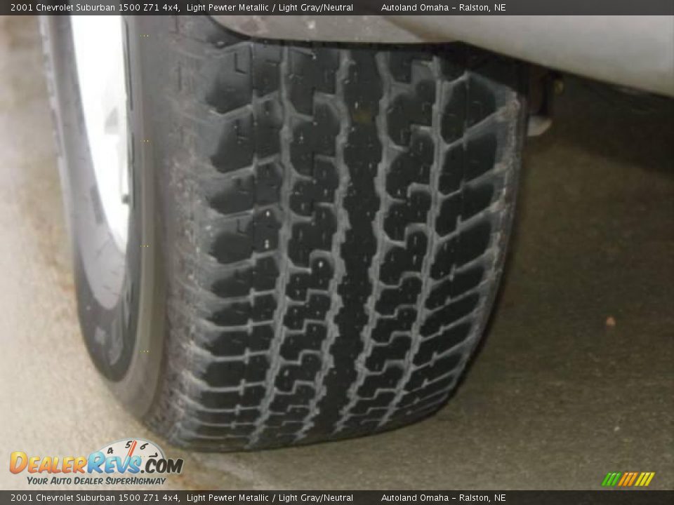 2001 Chevrolet Suburban 1500 Z71 4x4 Light Pewter Metallic / Light Gray/Neutral Photo #19