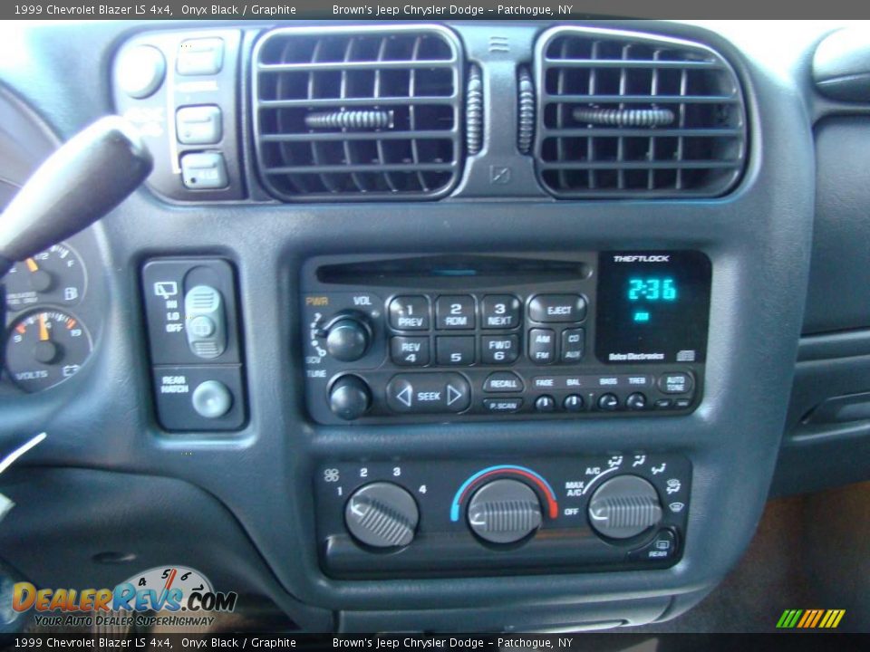 1999 Chevrolet Blazer LS 4x4 Onyx Black / Graphite Photo #12