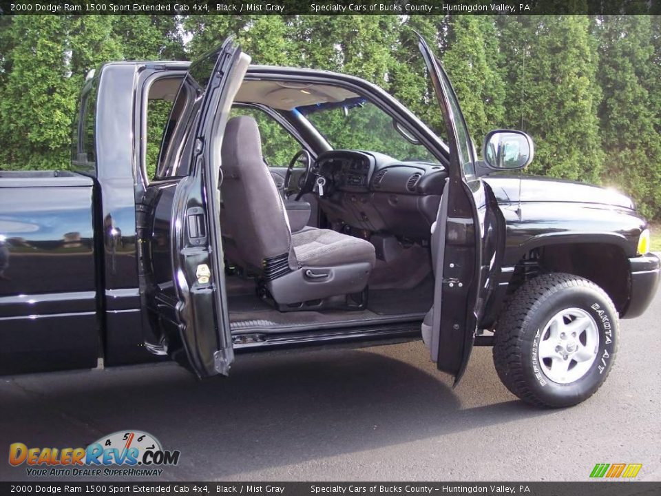 2000 Dodge Ram 1500 Sport Extended Cab 4x4 Black / Mist Gray Photo #24