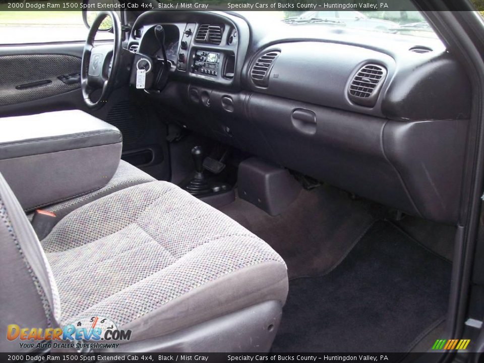 2000 Dodge Ram 1500 Sport Extended Cab 4x4 Black / Mist Gray Photo #31