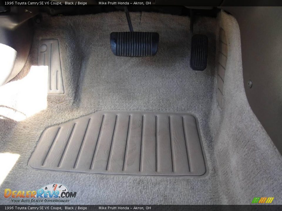 1996 Toyota Camry SE V6 Coupe Black / Beige Photo #29