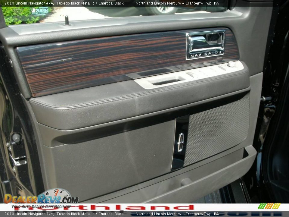 2010 Lincoln Navigator 4x4 Tuxedo Black Metallic / Charcoal Black Photo #6