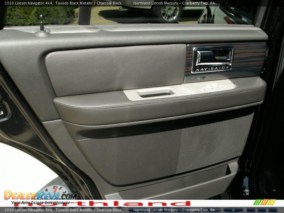 2010 Lincoln Navigator 4x4 Tuxedo Black Metallic / Charcoal Black Photo #10