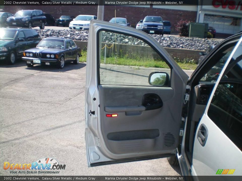 2002 Chevrolet Venture Galaxy Silver Metallic / Medium Gray Photo #15