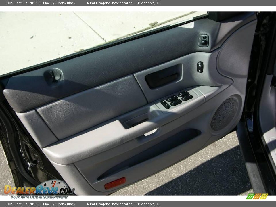 2005 Ford Taurus SE Black / Ebony Black Photo #11