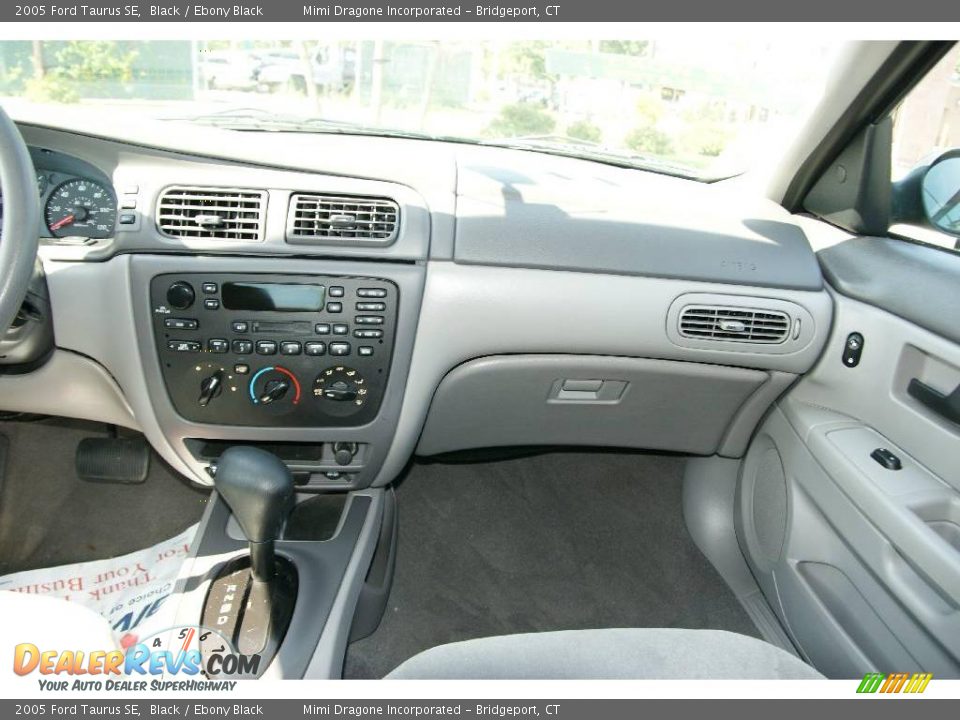 2005 Ford Taurus SE Black / Ebony Black Photo #16