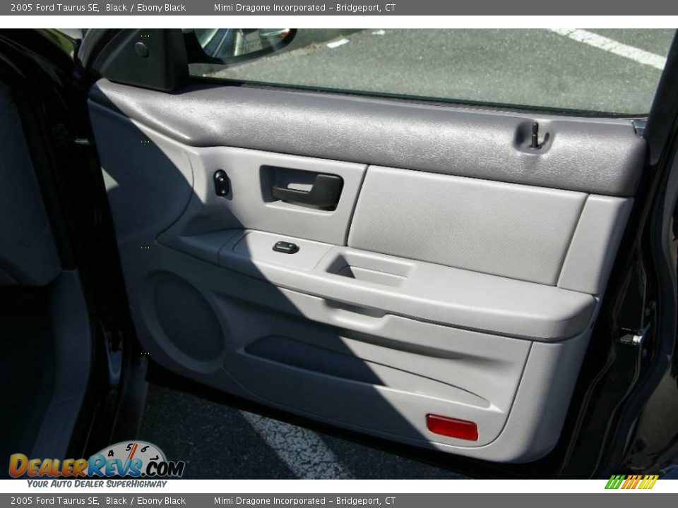 2005 Ford Taurus SE Black / Ebony Black Photo #19
