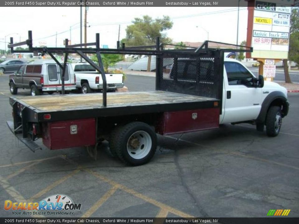 2005 Ford F450 Super Duty XL Regular Cab Chassis Oxford White / Medium Flint Photo #1
