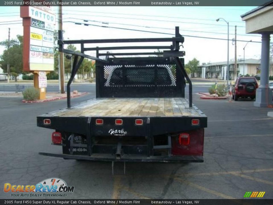 2005 Ford F450 Super Duty XL Regular Cab Chassis Oxford White / Medium Flint Photo #2