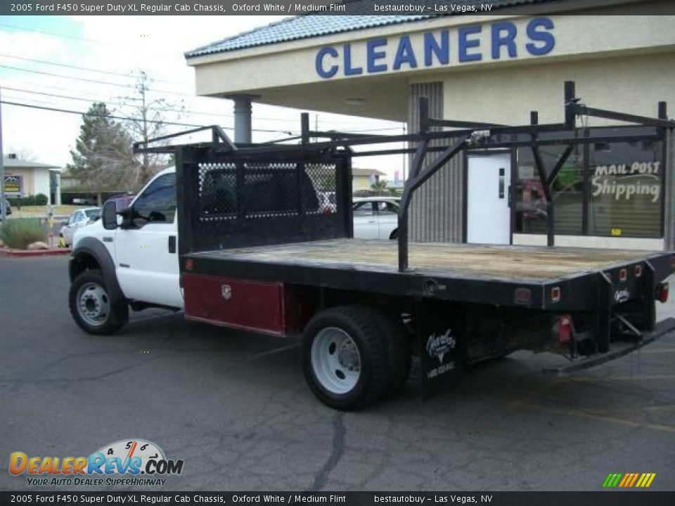 2005 Ford F450 Super Duty XL Regular Cab Chassis Oxford White / Medium Flint Photo #3