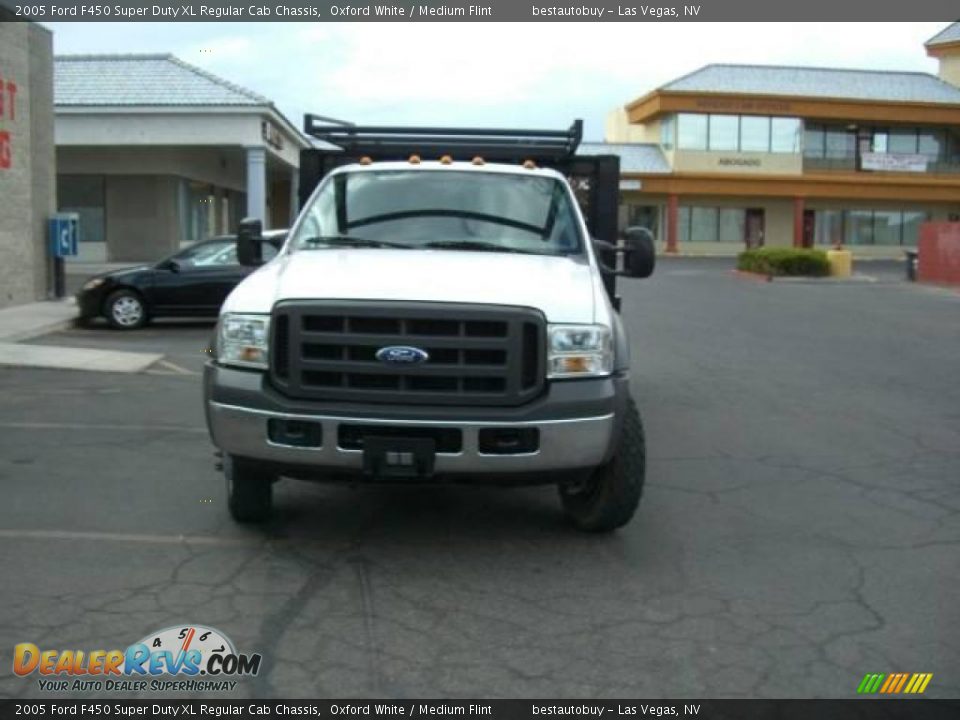 2005 Ford F450 Super Duty XL Regular Cab Chassis Oxford White / Medium Flint Photo #4